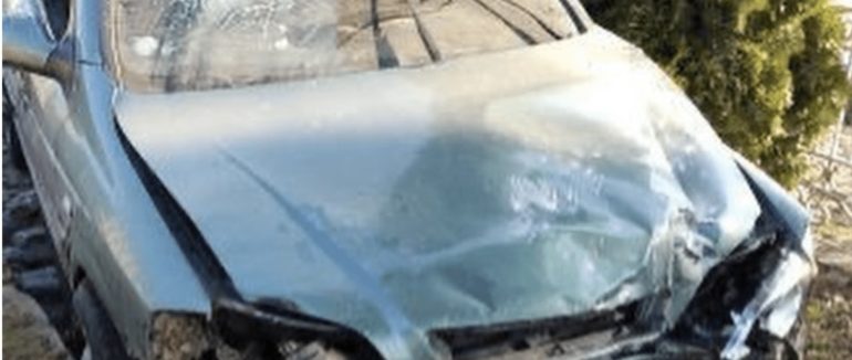 У Берегівському районі автомобіль розтрощив паркан і влетів у будівлю сільради