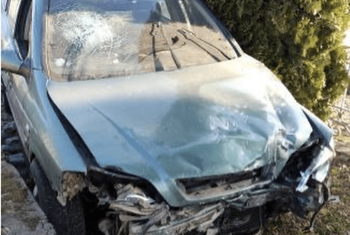 У Берегівському районі автомобіль розтрощив паркан і влетів у будівлю сільради