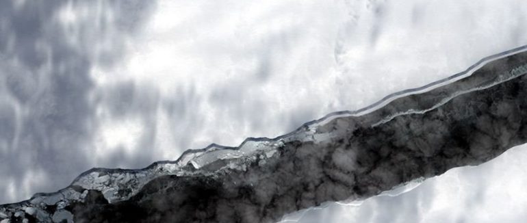 Вражаючі кадри Антарктичного розлому зблизька: величезна тріщина, що створила мега-айсберг