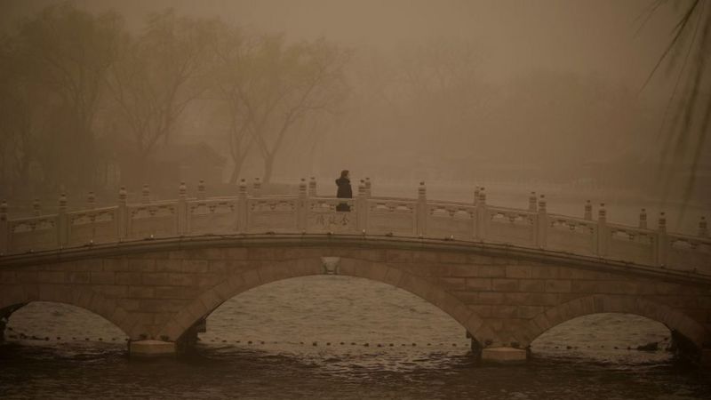 Небесний апокаліпсис: весь Пекін накрила піщана буря