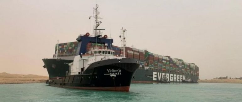 Мега-контейнеровоз заблокував Суецький канал: у заторі стоять десятки суден