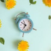 Сьогодні вночі переводять стрілки на годину вперед. Чому переведення годинників хотіли скасувати