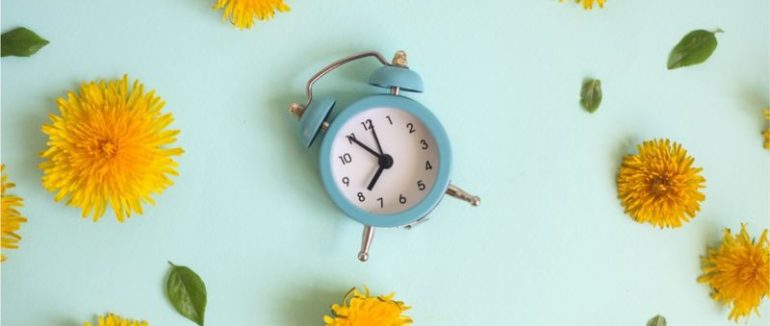 Сьогодні вночі переводять стрілки на годину вперед. Чому переведення годинників хотіли скасувати