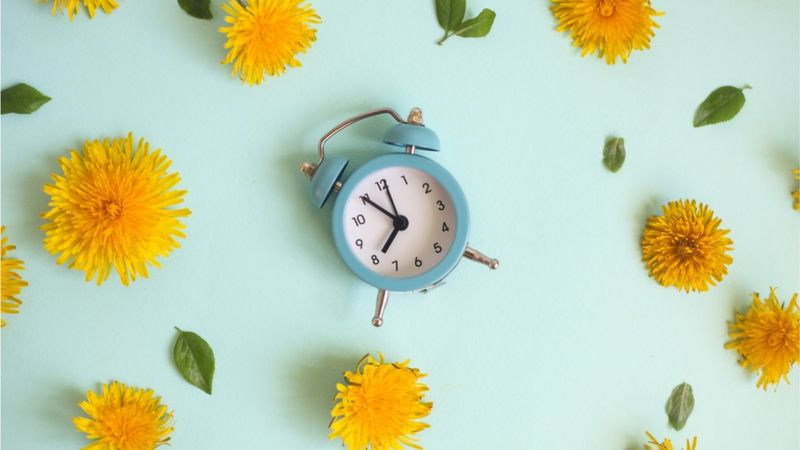 Сьогодні вночі переводять стрілки на годину вперед. Чому переведення годинників хотіли скасувати