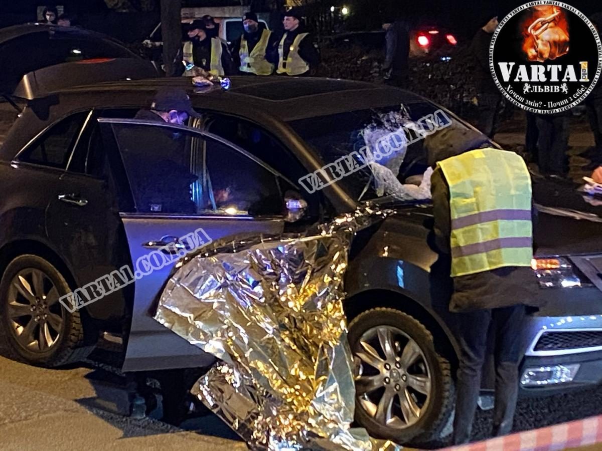 У Львові кришка люка влетіла в машину та вбила 10-річного хлопчика