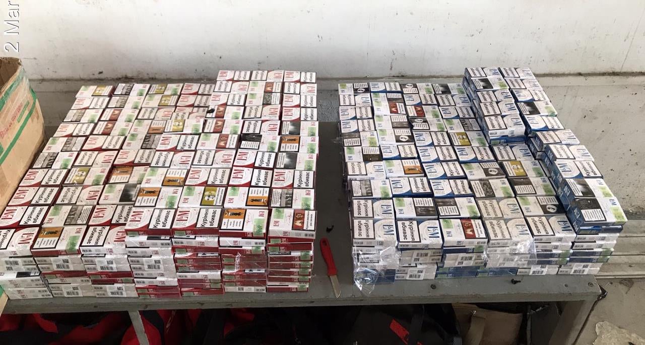 На Закарпатському кордоні вилучили 950 пачок сигарет в українця