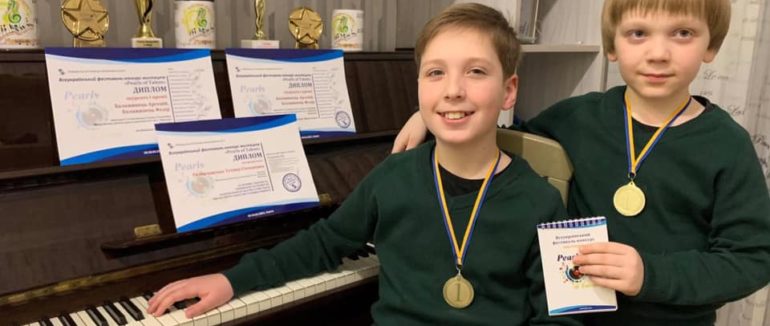 Перемога юних мукачівських піаністів: хлопці отримали перемогу на Всеукраїнському конкурсі мистецтв «Pearls of Talent»