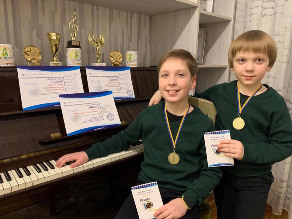 Перемога юних мукачівських піаністів: хлопці отримали перемогу на Всеукраїнському конкурсі мистецтв «Pearls of Talent»