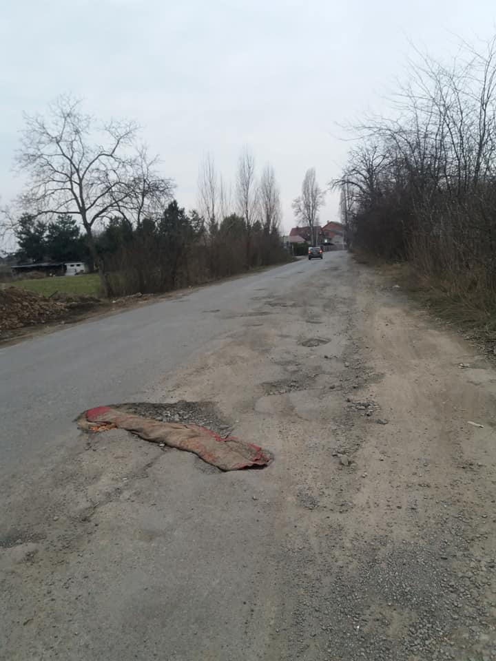 Самостійний ямковий ремонт: на Виноградівщині розбиту дорогу залатали килимом