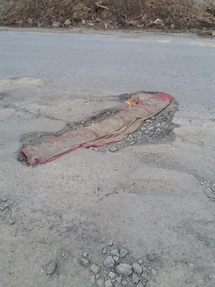 Самостійний ямковий ремонт: на Виноградівщині розбиту дорогу залатали килимом