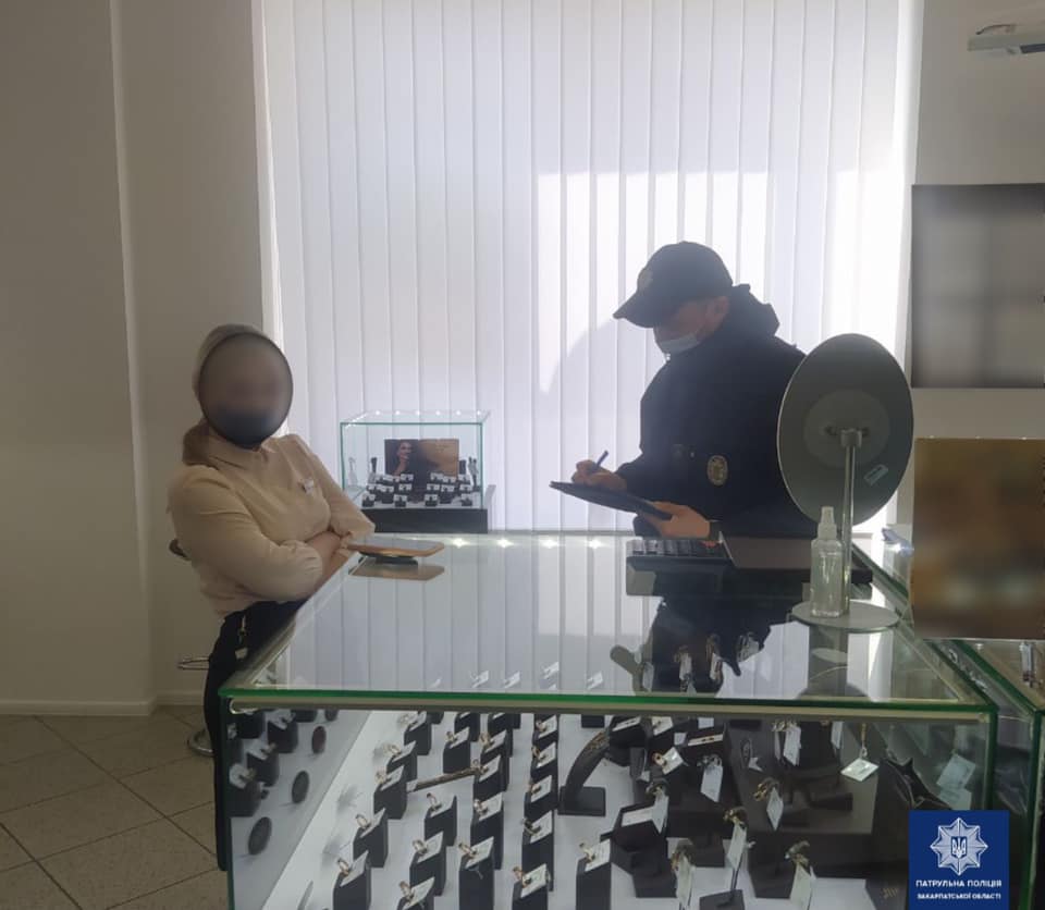 Початок чергового рейду: в Ужгороді вже закрили "неслухняні" магазини