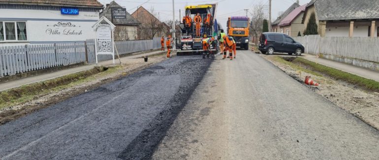 На Закарпатті тривають ремонтні роботи автодороги поблизу кордону з Угорщиною