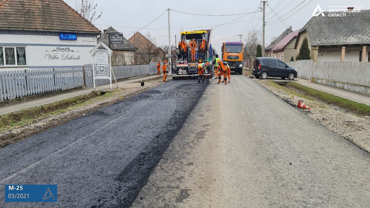 На Закарпатті тривають ремонтні роботи автодороги поблизу кордону з Угорщиною