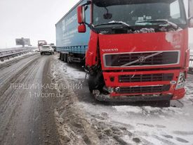 Ранкова аварія у Мукачеві: вантажівка врізалася в міст