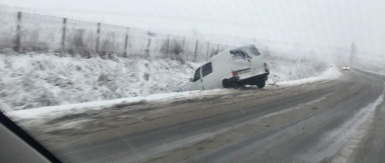 Аварійний ранок: на Закарпатті автівка опинилася у кюветі