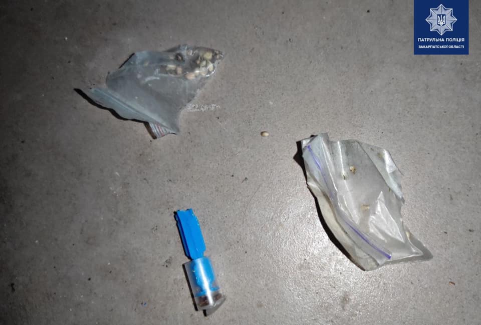У Мукачеві Патрульна поліція затримала двох молодиків з наркотичними речовинами