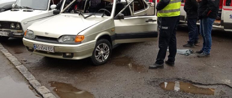 Посеред дороги: в обласному центрі Закарпаття у автівці вибухнув газовий балон