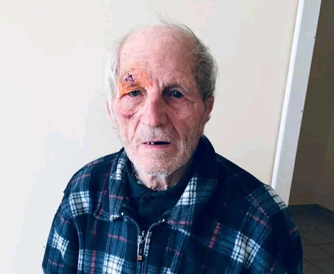 На Закарпатті побитий дідусь чекає на своїх родичів у лікарні