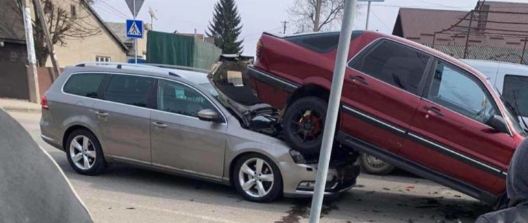 Автівка на капоті іншої машини: ДТП у Хусті