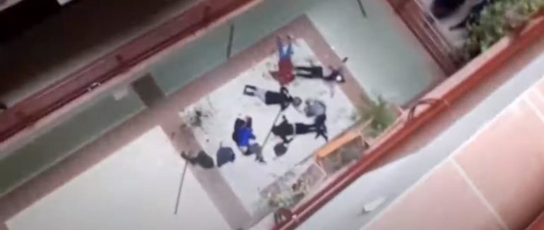 П’ять людей загинуло: в університеті Болівії огорожа не витримала натовпу студентів – Відео 18+