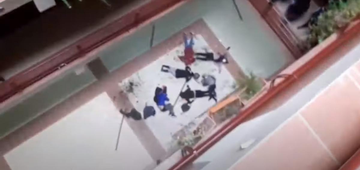 П`ять людей загинуло: в університеті Болівії огорожа не витримала натовпу студентів - Відео 18+