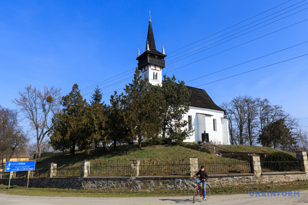 Фотомандрівка Закарпаттям: у об`єктиві середньовічна архітектура Реформатської церкви на Ужгородщині