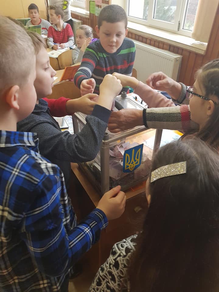 «Благодійність замість квітів»: понад 40 тисяч гривень школярі зібрали на лікування закарпатцю