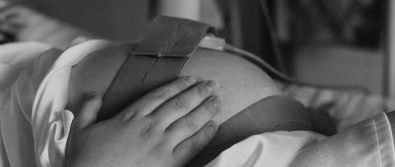 “Перший подих, перший крик”: в Ужгороді з фотопроєктом закарбовують мить народження дитини