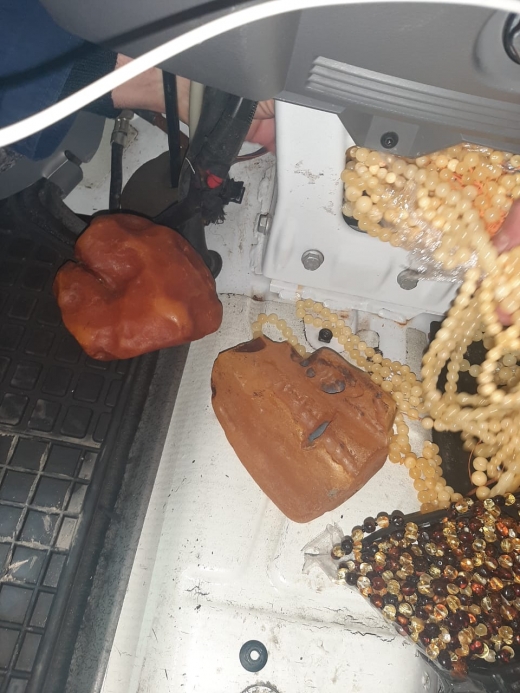 На Закарпатті затримали контрабанду: українець віз до Румунії 15 кг бурштину