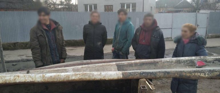 Мукачівські роми везли вкрадений дорожній відбійник на металолом