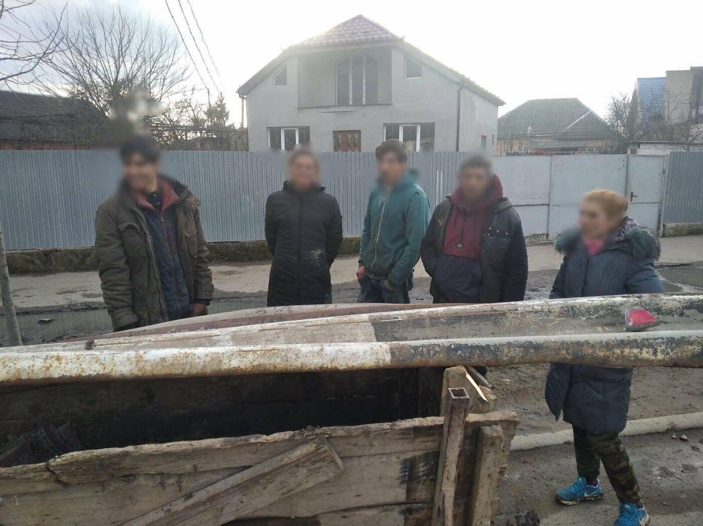 Мукачівські роми везли вкрадений дорожній відбійник на металолом