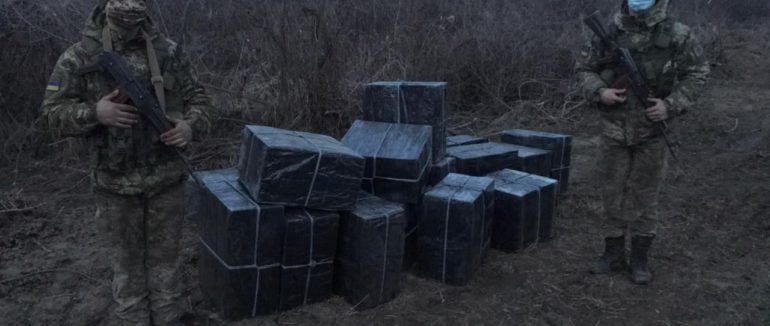 На Закарпатському кордоні прикордоники виявили 32 ящики сигарет