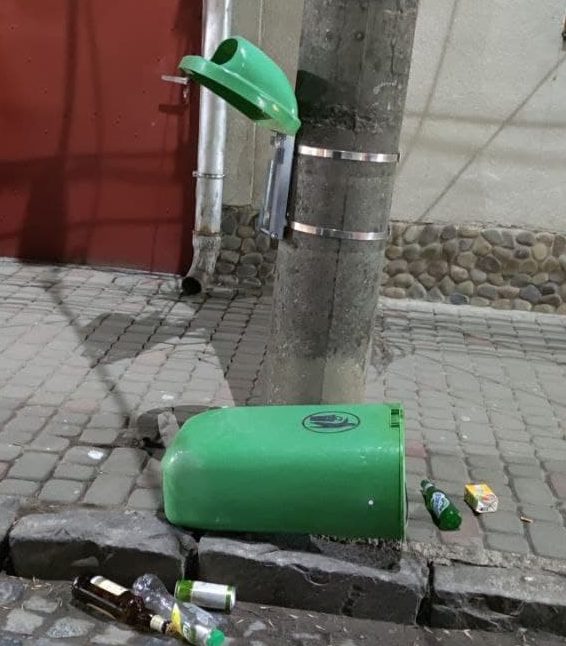 Муніципали Мукачева виявили 29-річного вандала, який пошкоджував вуличні підвісні сміттєві баки