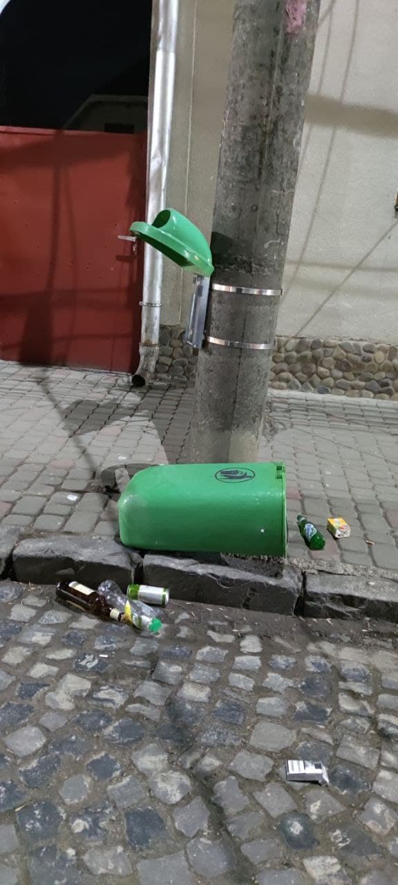 Муніципали Мукачева виявили 29-річного вандала, який пошкоджував вуличні підвісні сміттєві баки