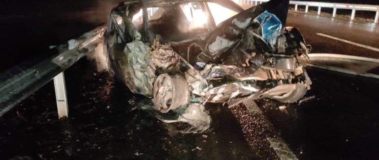 На Закарпатті автівка загорілася від зіткнення з екскаватором: постраждав 25-річний чоловік