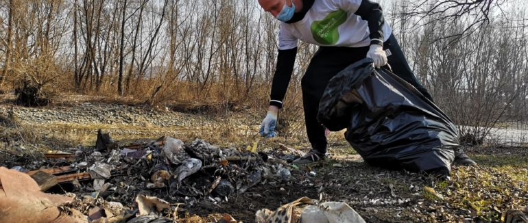 Будівельне сміття, відходи та непотрібні речі: у Сваляві екоактивісти очистили берег річки Латориця