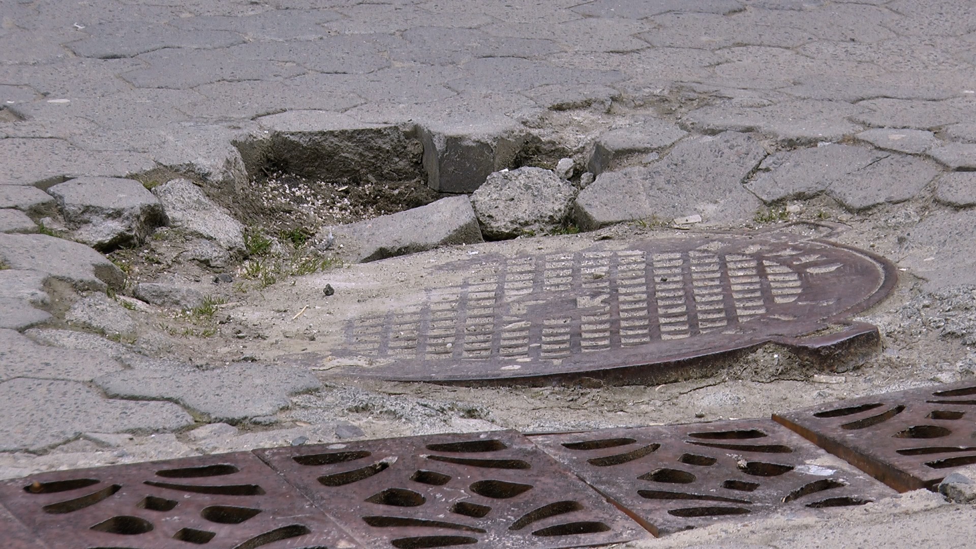 Небезпека під ногами: чи існує повторення "львівської трагедії" з каналізаційним люком в Ужгороді