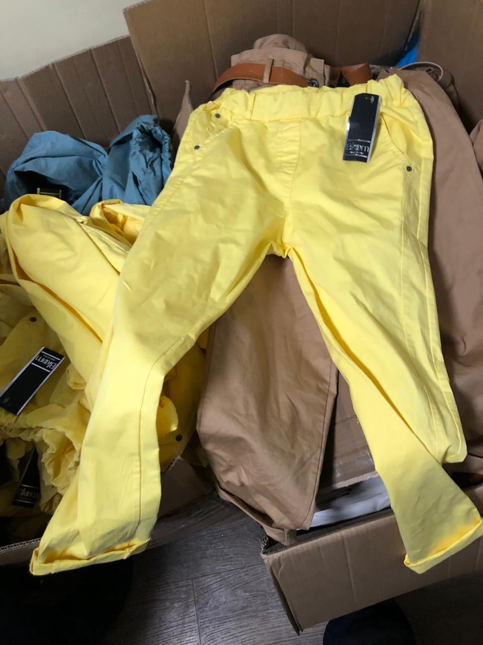 Майже 300 одиниць фірмового літнього одягу з Італії опинилися на складі Закарпатської митниці