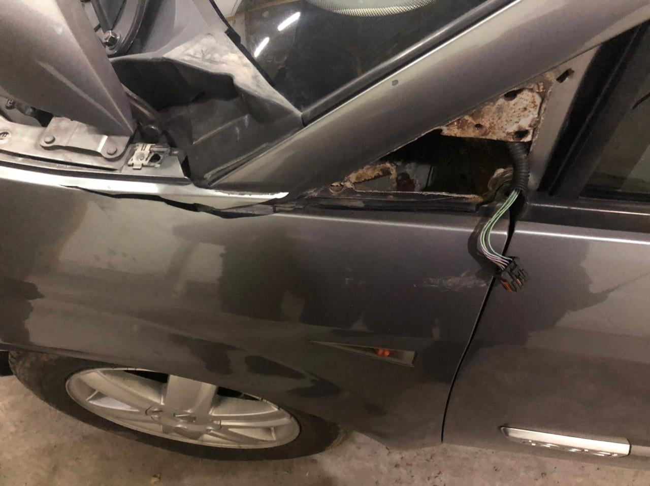 Придбала авто з контрабандою: на кордоні Закарпаття 26-річна дівчина не знала, що перевозить 240 пачок сигарет