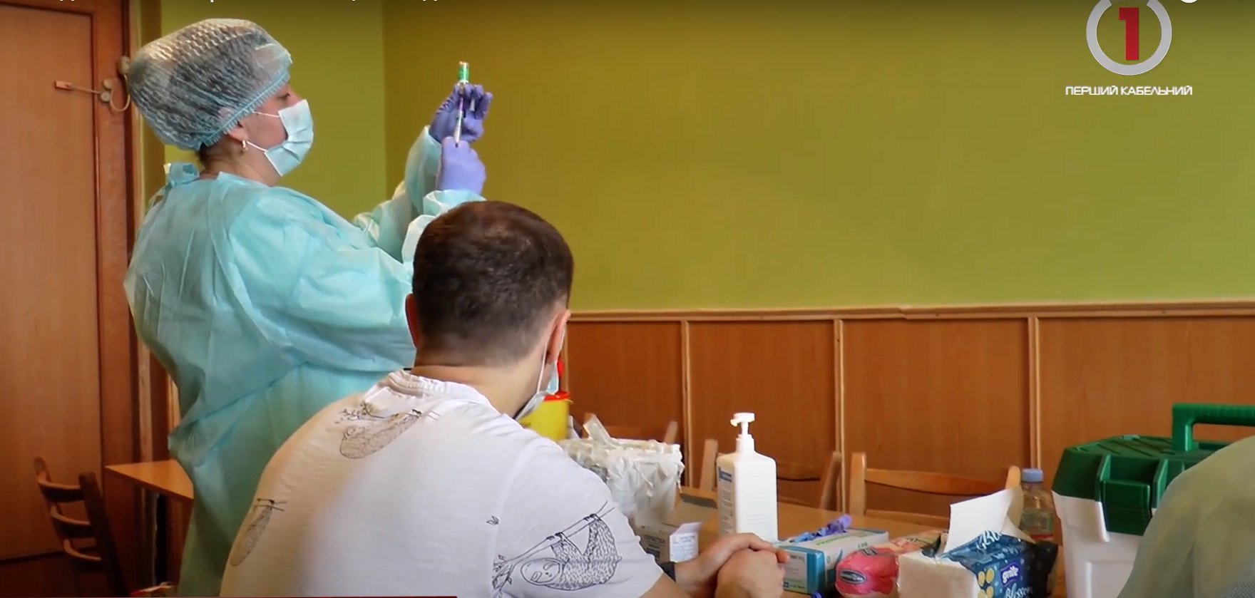 Перші викладачі УжНУ отримали вакцини від COVID-19