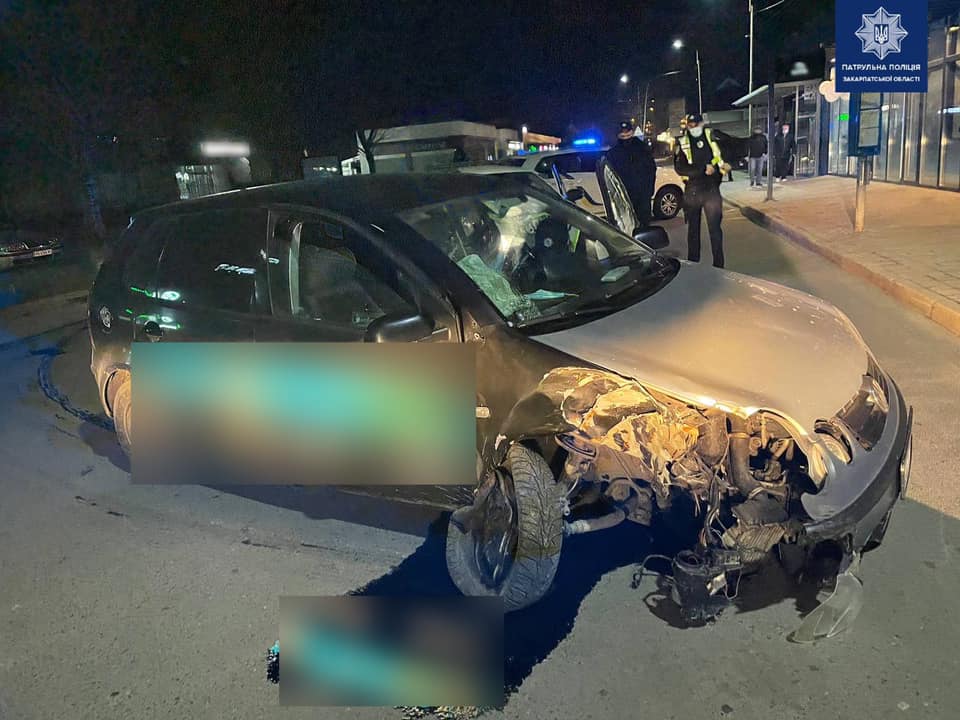 Аварія в Ужгороді: п`яна водійка врізалась в дерево