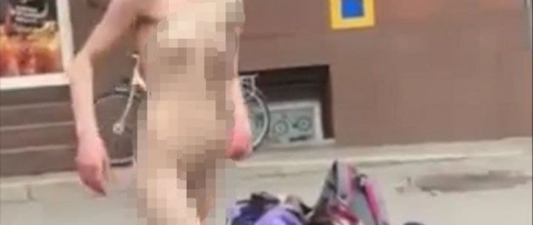 В центрі Мукачева дівчина роздяглася догола і викрикувала «Мільйонерам можна – все!».