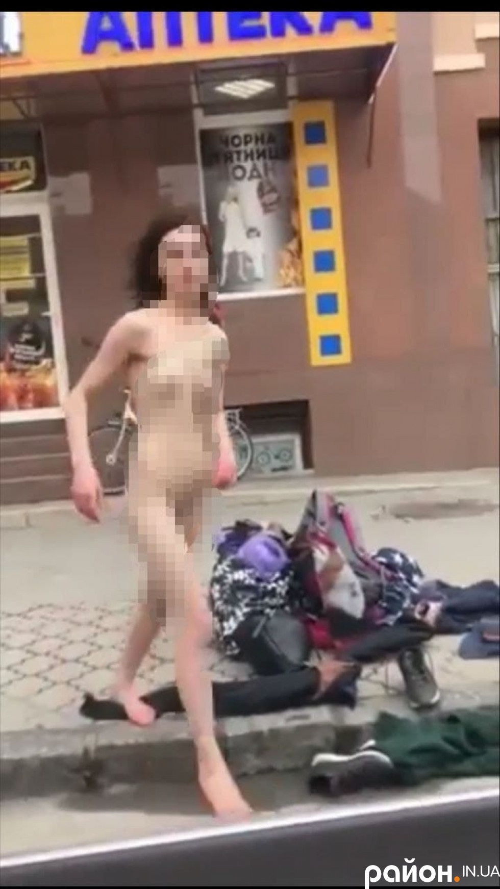 В центрі Мукачева дівчина роздяглася догола і викрикувала «Мільйонерам можна - все!».