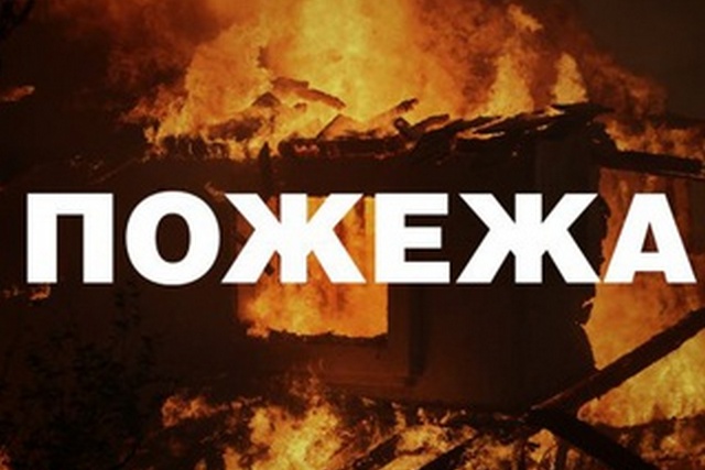 Палають обидві будівлі: масштабна пожежа на Тячівщині – пряме включення