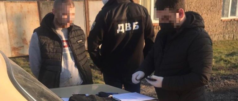 Впіймали “на гарячому”: на Закарпатті поліція затримала наркоторговця
