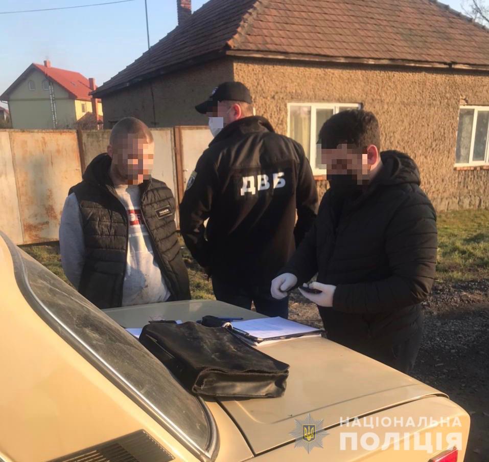 Впіймали "на гарячому": на Закарпатті поліція затримала наркоторговця
