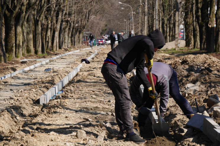 В Ужгороді на Слов’янській набережній триває капітальний ремонт тротуарів