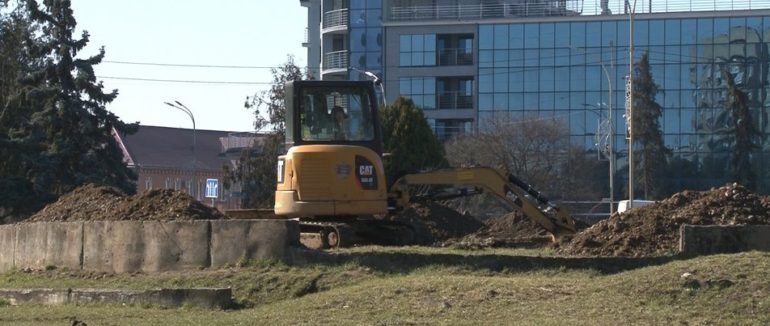 30 річниця Незалежності України: в Ужгороді розпочалося спорудження 30-метрового флагштока