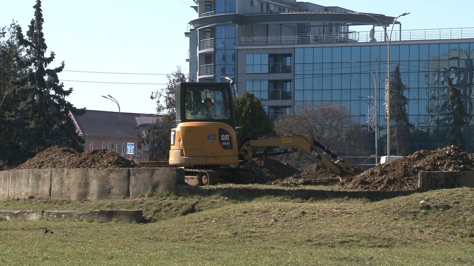 30 річниця Незалежності України: в Ужгороді розпочалося спорудження 30-метрового флагштока
