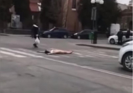 Оголена дівчина яка днями гуляла містом Мукачево намагалася накласти на себе руки